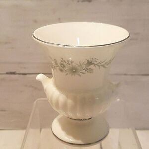 💙💙💙Vintage Wedgewood bud vase